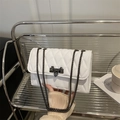 Borsa a spalla bianca trapuntata in ecopelle con catena grigio scuro e fibbia con rivetti - Bianco