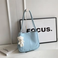 Borsa tote in pelle PU azzurra con un simpatico ciondolo a orsetto bianco su supporto - Con Ciondolo / Blu