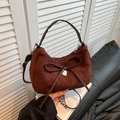 Bolso retro de ante marrón oscuro con decoración de lazo y colgante de corazón - Marrón