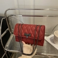Borsa a tracolla trapuntata rossa con catena in metallo e ciondolo a cuore - Rosso