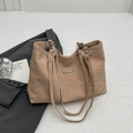 Sac fourre-tout abricot chic avec texture plissée et barre métallique élégante - Kaki