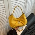 Elegante bolso dumpling amarillo mostaza con textura de punto y dije de corazón chic - Amarillo