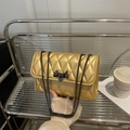 Borsa a tracolla trapuntata oro lucido con catena canna di fucile e patta frontale - Oro