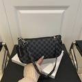 Schwarze Mondsichel-Achseltasche mit grauem M-Muster und silbernen Metallteilen - Schwarz