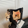 Schwarze Samt-Eimertasche mit Katzenstickerei und Plüschanhänger für den Alltag - Mit Anhänger / Schwarz