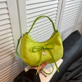 Bolso medialuna de ante verde vibrante con lazo y dije de corazón plateado elegante - Verde