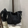 Minimalistische große schwarze Tragetasche mit Seitentasche und weißen Knoten - Schwarz