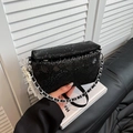 Bolso bandolera negro de piel con relieve de serpiente, cadena de plata y perlas - Con Colgante / Negro