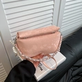 Bolso bandolera rosa con relieve de serpiente, cadena plateada y colgante de perlas - Con Colgante / Rosa