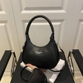 Elegante borsa hobo nera a mezzaluna in finta pelle lucida con tracolla sottile - Nero