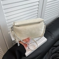 Elegante bolso blanco con estampado de cocodrilo, cadena plateada y lazo de perlas - Con Colgante / Blanco