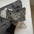 Borsa a spalla con paillettes argento e catena metallica in stile disco chic - Argento