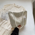 Borsa a secchiello in tela bianco avorio con motivo floreale e ciondolo di perle - Con Ciondolo / Bianco Sporco