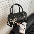 Schwarze Zylindertasche mit Schlangenmuster, Perlen-Schleifenanhänger und Schultergurt - Mit Anhänger / Schwarz