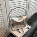 Bolso bandolera de cuero plateado metálico con cadena y placa metálica de moda - Plateado