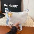 Sac hobo à carreaux bleu clair avec breloques étoiles et détail tissé rose pastel - Avec Pendentif / Bleu