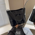 Glänzende schwarze Lackleder-Schultertasche mit Schleife im Spiegelbild-Effekt - Schwarz