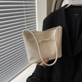 Schicke cremefarbene Schultertasche aus Leder für Damen mit feiner Leder-Schleife vorne - Weiß