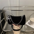 Minimalistische schwarze mattierte Achseltasche mit Silberkette und Schleife auf Glas - Schwarz