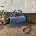 Blaugraue Wildleder-Schultertasche mit Leopardenmuster-Klappe und schickem Knotengriff - Blau
