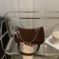 Dunkelbraune mattierte Wildleder-Achseltasche mit Silberkette und Schleifenanhänger - Braun