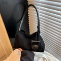 Bolso de hombro minimalista en ante negro con correa de cuero y detalle de nudo - Negro