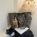 Grande borsa tote in tela leopardata con manici in pelle nera e ciondolo a orsetto - Con Ciondolo / Nero