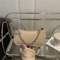Beige baguette-tasche aus wildlederimitat mit silberkette und strass-schleife - Khaki