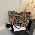 Grande borsa tote retrò leopardata con manici in pelle e ciondolo a forma di orsetto peluche - Con Ciondolo / Marrone