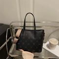 Schwarze Monogramm-Beuteltasche mit LNBOE-Mustern und abnehmbarem gewebtem Gurt - Schwarz