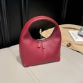 Bolso de mano de media luna rojo minimalista en cuero liso con asa integrada - Rojo
