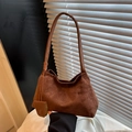 Bolso de hombro de ante marrón con correa fina y colgante redondo estilo retro - Marrón