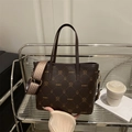 Dunkelbraune Beuteltasche mit Steppmuster und breitem geometrischem Stoffschultergurt - Braun