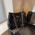 Sac fourre-tout noir matelassé avec chaîne dorée et logo pour la mode d'automne - Noir