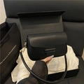 Borsa a tracolla squadrata nera minimalista in pelle opaca con elegante chiusura dorata - Nero