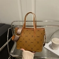 Minimalistische hellbraune Beuteltasche mit Bärenprint und breitem Schultergurt - Braun