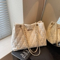 Sac fourre-tout beige matelassé avec bandoulière chaîne dorée et logo en métal - Blanc