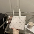 Weiße Bucket Bag mit niedlichem Hasenmuster und braunem geometrischem Gurt - Weiß