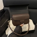 Borsa a tracolla quadrata minimalista in pelle testa di moro con chiusura dorata regalo - Marrone
