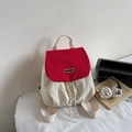 Mochila de nailon en contraste rojo y blanco con cierre de cordón y correas anchas - Burdeos