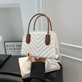 Borsa a tracolla bianca chic con trapuntatura a V, manico marrone e design moderno - Bianco