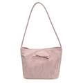 Sac seau rose au design niche avec nœud et texture froissée sur fond blanc propre - Rose