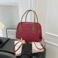 Borsa trapuntata bordeaux con manico marrone e tracolla regolabile per donna - Borgogna