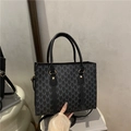 Borsa a tracolla quadrata grigio scuro con stampa lettere M e dettagli in oro lucido - Nero