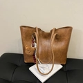 Grand sac cabas en simili cuir marron avec breloque ours en peluche et texture vintage - Avec Pendentif / Kaki