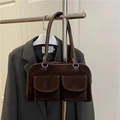 Retro dunkelbraune Wildleder-Achseltasche mit zwei Vordertaschen und schmalen Griffe - Braun