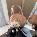 Bolso Boston rosa con detalle de mariposa y colgante de nube de peluche en espejo - Con Colgante / Rosa