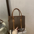 Piccola borsa quadrata marrone a monogramma con rivetti dorati e manici in pelle - Marrone