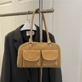 Hellbraune Wildleder-Schultertasche mit zwei Vordertaschen und silbernen Ringen - Khaki