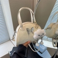 Bolso bandolera beige de media luna con mariposa de metal y colgante de nube - Con Colgante / Blanco Roto